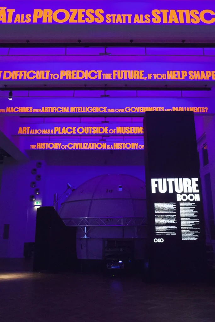 Innenraum der Ausstellung in UV Licht