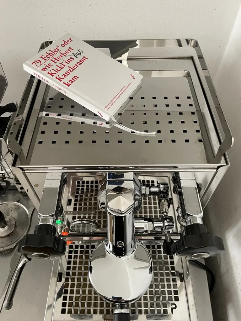 Hardcover Buch auf Espressomaschine