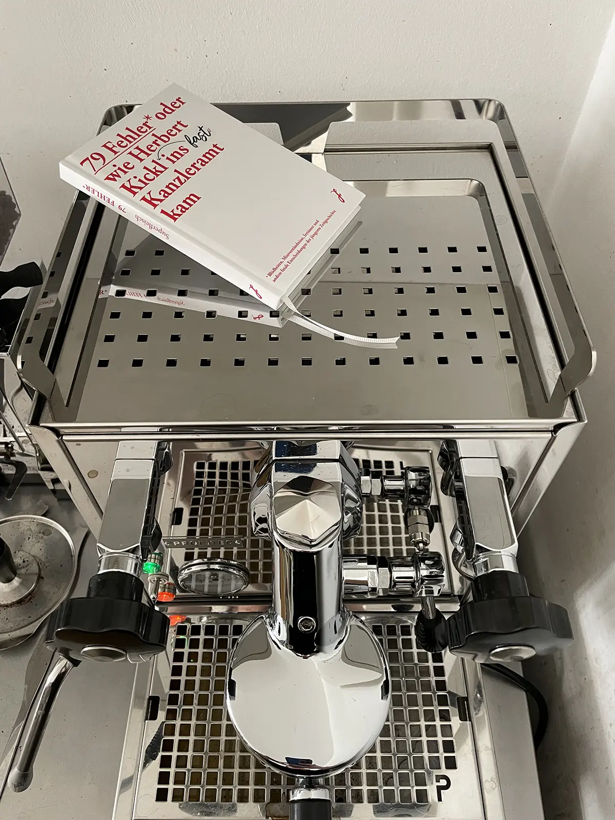 Hardcover Buch auf Espressomaschine