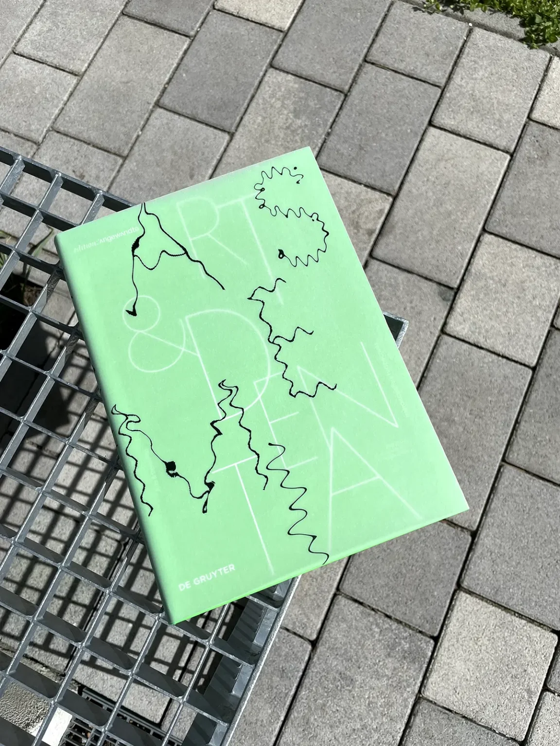 Buch auf Bank